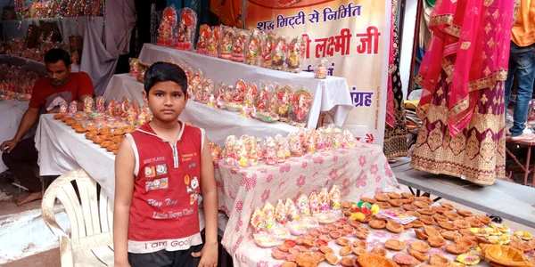 District Katni インド 10月19 2019 アジアの村の小さな男の子店主地元のストリートシティマーケットで 伝統的なDiwali祭りの間にロードガネーシャ像を販売しています — ストック写真