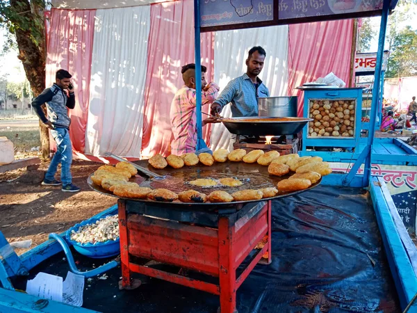 DISTRICT KATNI, INDIA - Şubat 02, 2020: Masala Baharat Chaat köy pazarı festivali sırasında at arabası dükkanında demir ızgarası yapıyor.
