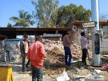 DISTRICT KATNI, Hindistan - 2009 HAZİRAN 2020: Hint hükümeti elektrik yönetim kurulu çalışanı sokak lambalarının yenilenmesini birleştiriyor.