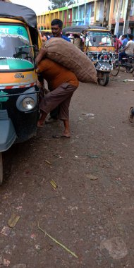 DISTRICT KATNI, INDIA - 29 Temmuz 2019: Tarım pazarında taşınmak üzere sebze torbası yükleyen otomobil sürücüsü.