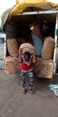 DISTRICT KATNI, INDIA - 04 Ağustos 2019: Hindistan köyü yaşlı çiftçisi Hindistanın gıda şirketinde tarım galla mandi 'sine yüklü kamyon yüklüyor.