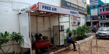 DISTRICT KATNI, INDIA - 07 AĞUSTOS 2019: Yakıt istasyonundaki otomobil için ücretsiz hava noktası.