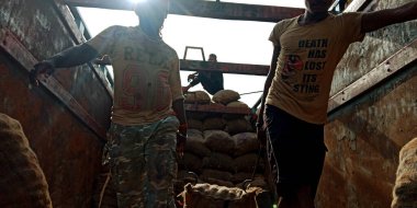 DİSTRİK KATNI, Hindistan - 12 Ağustos 2019: İki Hintli köy işçisi sebze pazarına kamyon boşaltıyor.