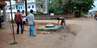 DİSTRİK KATNI, INDIA - 12 Ağustos 2019: geçit törenindeki bağımsızlık günü programında Hindistan bayrağı yapan Asya işgücü.