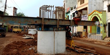 DİSTRİK KATNI, INDIA - 17 AĞUSTOS 2019: Karayolu inşaatı sırasında köprü üzerinde çalışan Hintli işçi.