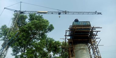 DISTRICT KATNI, INDIA - 17 AĞUSTOS 2019: Karayolu inşaatı sırasında Hindistan Belediyesi çalışanı köprü üzerinde çalışıyor.