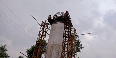 DISTRICT KATNI, INDIA - Eylül 05, 2019: Yol çalışması sırasında güvenlik araçları olmadan çalışan Hint belediye işçisi.