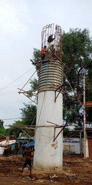 DISTRICT KATNI, Hindistan - Eylül 05, 2019: Yol inşaatı sırasında köprüden geçen Hintli erkek işçi.
