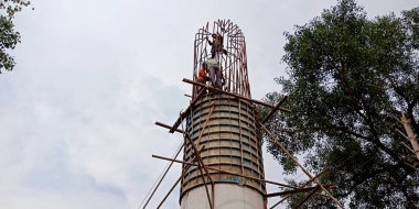DISTRICT KATNI, INDIA - SEPTEMBER 05, 2019: Yol inşaatı sırasında köprü sütunlarını emniyet kitleriyle söken Hintli belediye işçisi.