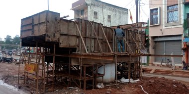 DISTRICT KATNI, Hindistan - Eylül 05, 2019: Yol inşaatı sırasında köprü üzerinde yaratılan Hintli yoksul işçi.