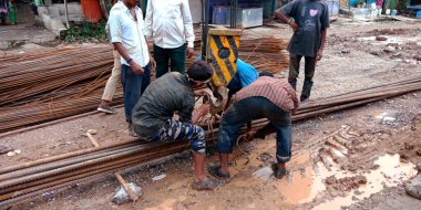 DİSTRİK KATNI, Hindistan - 12 Eylül 2019: Yol kenarı inşaatı için birlikte çalışan Hint işçileri.