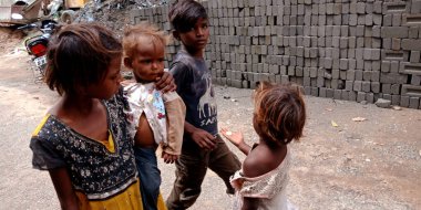 DİSTRİK KATNI, Hindistan - 12 Eylül 2019: Hintli fakir dilenci çocuklar gruplarla yolda para dileniyorlar.