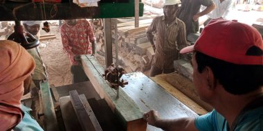 DİSTRİK KATNI, Hindistan - 16 Eylül 2019: Hintli marangoz testeresi kesme makinesi.