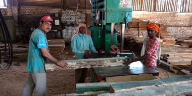 DİSTRİK KATNI, INDIA - 16 Eylül 2019: Hint profesyonel marangoz testeresi kesme makinesi.