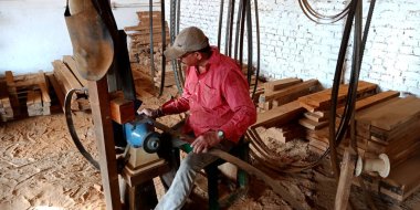 DİSTRİK KATNI, Hindistan - 16 Eylül 2019: Hint demirci atölyede ahşap kesme bıçağı biledi.