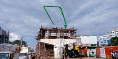 DISTRICT KATNI, INDIA - 16 Eylül 2019: Hidrolik ekipmanlarla karayolu inşaatı.