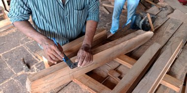 DİSTRİK KATNI, Hindistan - 16 Eylül 2019: Tek başına ahşap işçiliğinde çalışan Hint köyü işçiliği sanayi bölgesi çevresindeki fabrikayı gördü.