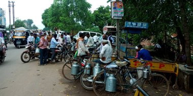 DİSTRİK KATNI, INDIA - 16 Eylül 2019: Hint köyü sokak sütçüleri halk arasında süt satıyorlar.