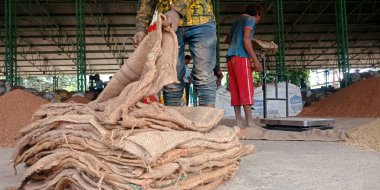 DİSTRİK KATNI, Hindistan - 18 Eylül 2019: Ham gıda tahıl tarım pazarında boş tahıl çuvalları düzenleyen Asya köyü işgücü.