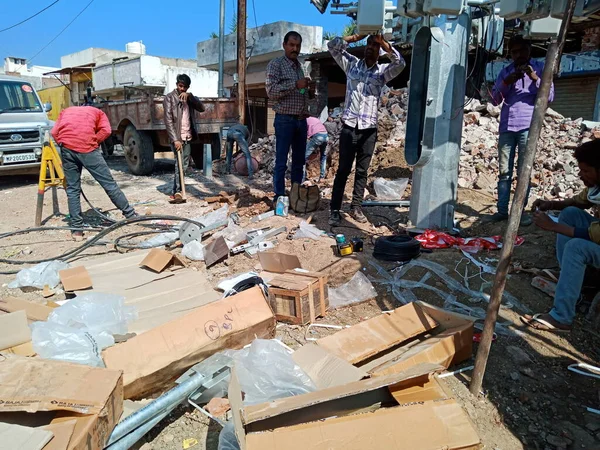 DISTRICT KATNI, INDIA - 2009 HAZİRAN 2020: Hint hükümetinin elektrik idaresi sokak direğine LED ışığı kuruyor.