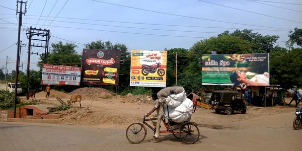 District Katni Índia Julho 2019 Motociclista Indiano Riquixá Que Transporta — Fotografia de Stock