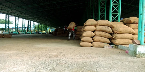 DISTRICT KATNI, INDIA - 04 Ağustos 2019: Hindistan köyü çiftçisi Hindistan 'ın gıda şirketinde tarım galla mandi' de çalışıyor.