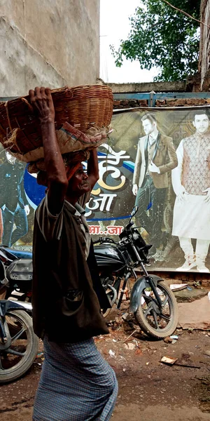インドのディストリクト カトニ 2019年8月7日 インドの労働者が重い商品袋を頭から市場に向かって輸送する — ストック写真