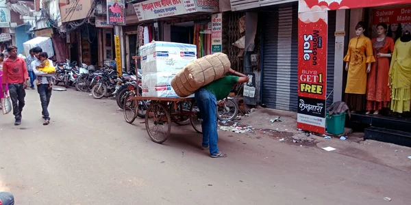 District Katni India Sierpień 2019 Indyjski Pracownik Transportujący Worek Ciężarowy — Zdjęcie stockowe