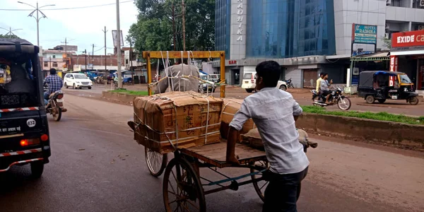 インド カトニ県 2019年8月7日 インドの貧しい人々が物資輸送のために道路上で手押し車を押している — ストック写真