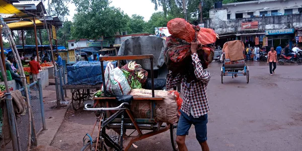 Districto Katni India Agosto 2019 Jinete Indio Rickshaw Descargando Bolsas — Foto de Stock