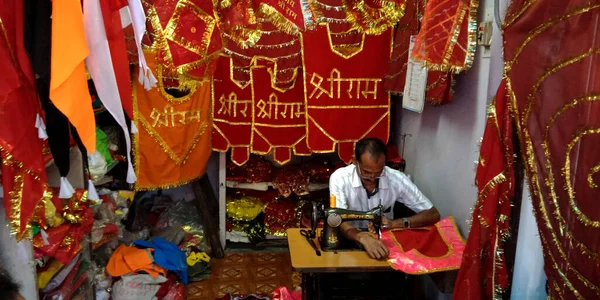 District Katni India 2019年9月5日 地元のショップでミシンからシュリンラムで宗教的な布のプリントを作るアジアの仕立屋 — ストック写真
