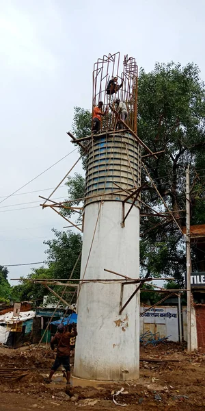 District Katni India 2019年9月5日 道路工事中に橋を架けるインド人男性労働者 — ストック写真