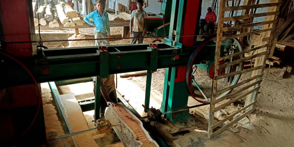 District Katni India Wrzesień 2019 Azjatycki Pracownik Drewniany Rąbiący Drewno — Zdjęcie stockowe