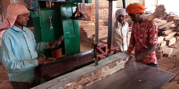 インドのディストリクト カトニ 2019年9月16日 インドの木材労働者がソーミル工場の現場で電気機械から木の丸太を切断 — ストック写真
