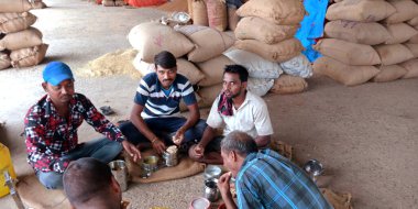 DISTRICT KATNI, INDIA - 18 Eylül 2019: Hindistan köyünün fakir çiftçi grubu Ham gıda tahıl tarım pazarında birlikte yemek yiyorlar.