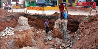 DISTRICT KATNI, INDIA - 18 Eylül 2019: Hintli yoksul işçiler açık hava ortamında yol kenarında inşaat sırasında çimento sütununu tahrip ediyorlar.