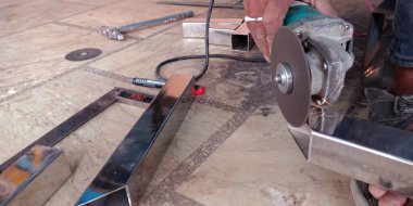 DISTRICT KATNI, Hindistan - 18 Eylül 2019: Demir atölyesinde çalışan Asyalı bir demirci.