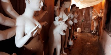 DISTRICT KATNI, INDIA - EYLÜL 05, 2019: Lord Durga heykeli, Hindu dini festivali için toprak malzemesinden Dussehra adı verilen süreci gerçekleştiriyor.