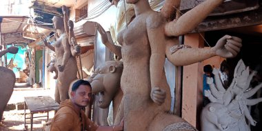 DISTRICT KATNI, INDIA - EYLÜL 05, 2019: Asyalı zanaatkarlar festival sezonu boyunca sanat fabrikasında Hindu dini heykeli yapıyorlar.