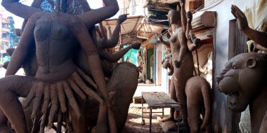 DISTRICT KATNI, INDIA - EPTEMBER 05, 2019: Lord Durga heykeli, Dussehra adlı Hint dini festivali için toprak malzemesinden yapıldı.