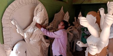 DISTRICT KATNI, INDIA - Eylül 05, 2019: Hint zanaatkarları festival sezonu boyunca sanat fabrikasında Hindu dini heykeli inşa ediyorlar.