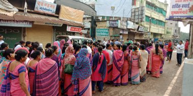 DISTRICT KATNI, INDIA - 02 Ekim 2019: Hindistan Anganwadi kadın işçiler Mahatma Gandi jayanti sırasında temiz Hindistan yol gösterisine katılıyorlar.