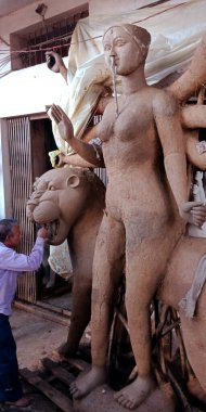 DISTRICT KATNI, INDIA - EPTEMBER 05, 2019: Hintli sanatçı, Dussehra adlı Hint dini festivali için toprak malzemesinden Lord Durga kaplan dişi heykeli yaptı.