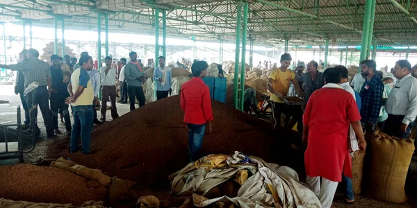 DİSTRİK KATNI, Hindistan - 18 Eylül 2019: Hindistan 'ın gıda şirketi etrafında çalışan fakir insanlar dibe vurdu.