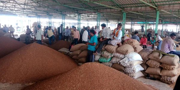 DISTRICT KATNI, INDIA - 18 Eylül 2019: Hint köyü çiftçileri, Tozlu arka planda Hint gıda şirketinin önünde birlikte çalışarak kalabalıklaştı.