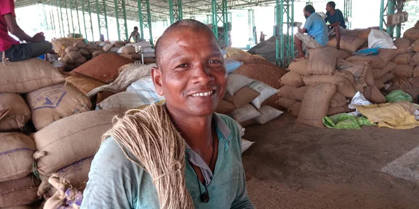 DISTRICT KATNI, Hindistan - 18 Eylül 2019: Hindistan 'ın gıda şirketindeki fakir çiftçi portresi.