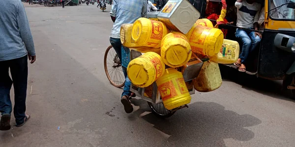 District Katni インド 2019年9月18日 屋外環境でプラスチック製の空の油杖を道路脇に輸送するインド人男性 — ストック写真