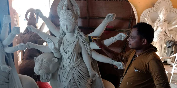 DISTRICT KATNI, INDIA - EYLÜL 05, 2019: Şenlik sezonunda Hindu dini heykellerini boyayan Asyalı sanatçılar.
