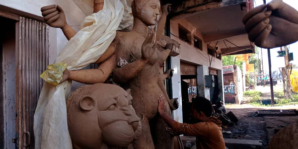 DISTRICT KATNI, INDIA - EPTEMBER 05, 2019: Hintli sanatçı Lord Durga heykelini Hindu dini festivali için toprak malzemelerinden tamamladı.
