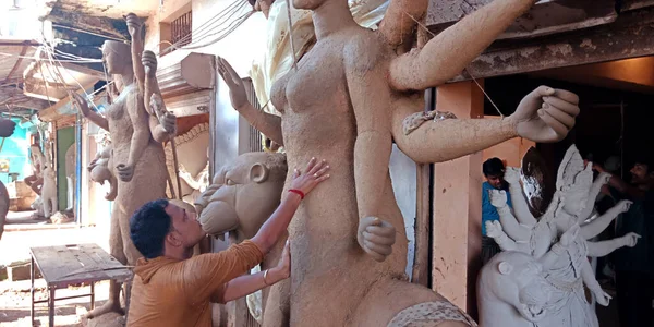 DISTRICT KATNI, INDIA - EPTEMBER 05, 2019: Hintli sanatçı Lord Durga heykelini Hindu dini festivali için toprak malzemelerinden tamamladı.